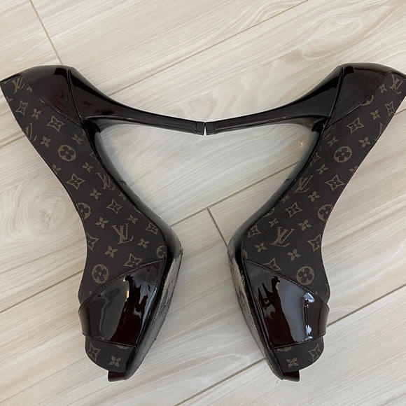 Authentic Louis Vuitton 37.5 brown monogram heels - Picture 4 of 12